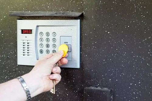 Khóa kiểm soát ra vào